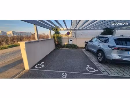 place de stationnement spacieuse