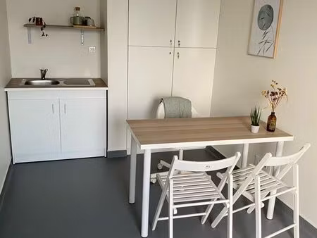 local professionnel  bureau  atelier  espace de travail