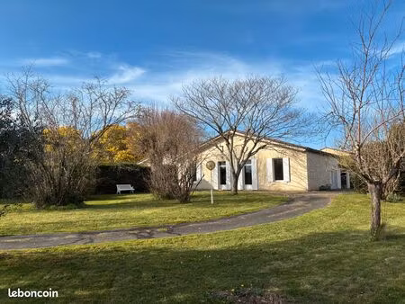 maison en pierre avec piscine