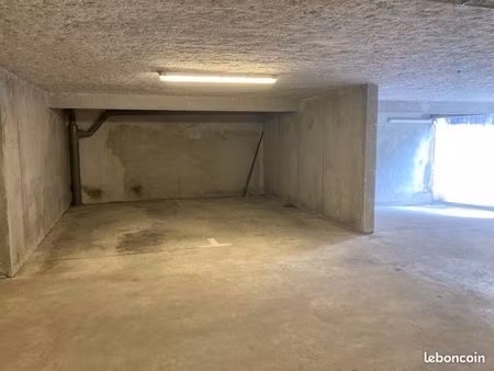 place de parking  couverte et sécurisée