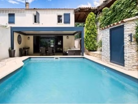 maison en colline avec piscine