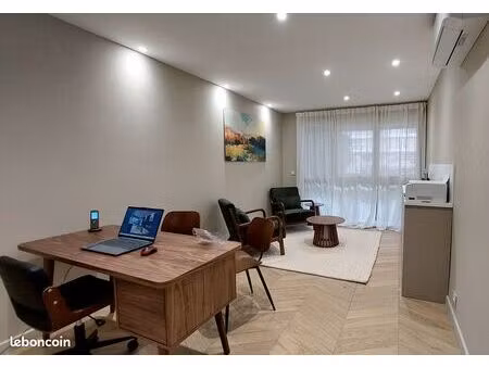 pièce de consultation dans cabinet paramédical (13009)