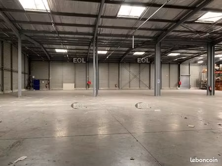 local logistique 2 200 m²