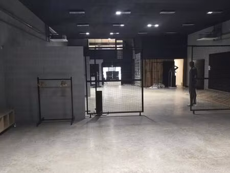 local commercial 700 m²