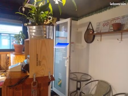 local pizzeria + logement