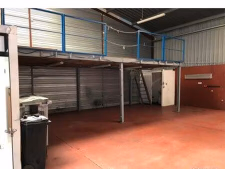 entrepôt / hangar 155m2 et mezzanine 32m2