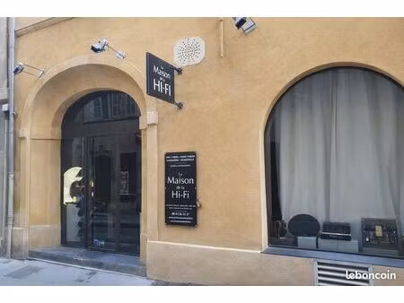 cession de droit au bail – boutique avec double vitrine 65 m2 + 130 m2 sous-sol – aix cent