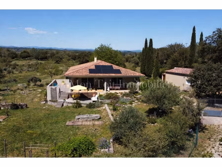 exclusivité logrian-florian : spacieuse villa architecturale