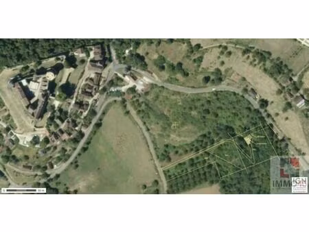 terrain avec projet de maison en bois et vue sur le chateau de castelnau