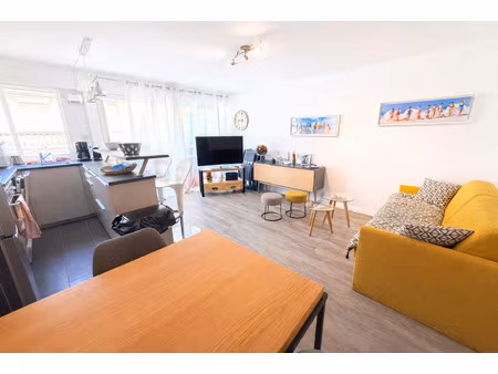 très grand studio cabine lumineux avec vaste balcon plein su