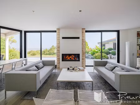 villa contemporaine familiale avec piscine et superbe vue panoramique sur la ville d'albi