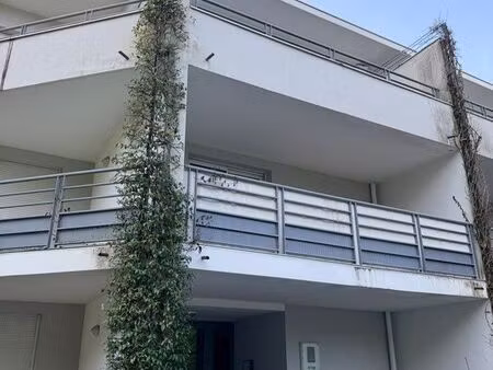 meylan  coquet t2 en rez de terrasse proche toutes les commodités avec place de parking en