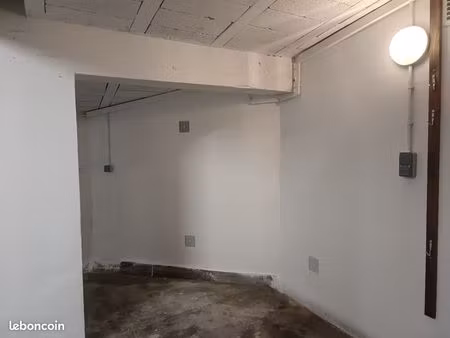 location 1 box de 5 6 m² dans garage fermé