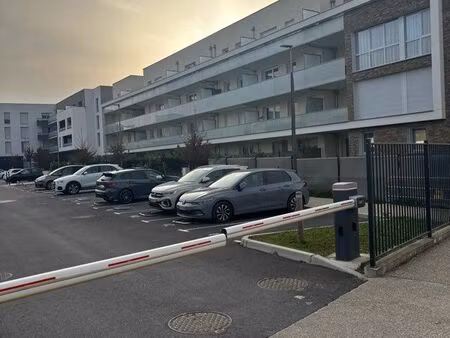 à louer garage/box fermé