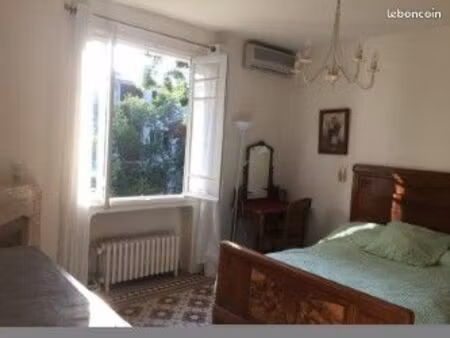 chambre d'étudiant meublée très spacieuse et très lumineuse dans une villa