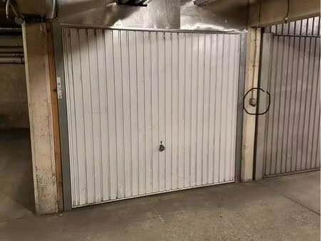 box fermé dans résidence sécurisée