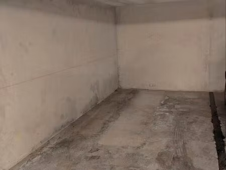 location place de parking proche de l'hôpital de montreuil