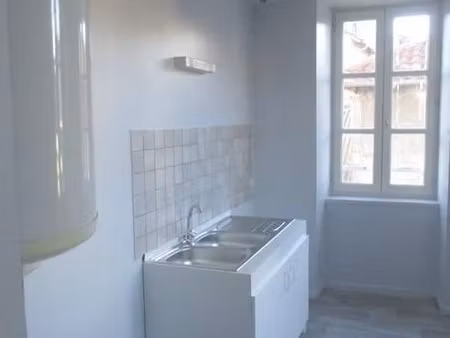 location appartement 3 pièces 47 m² à aurillac (15000)  340 €