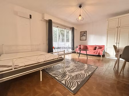 à louer – grand studio meublé d'environ 30 m² avec balcon