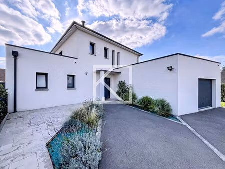 maison contemporaine au calme d'une impasse