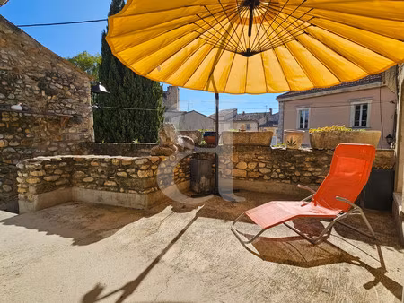maison de village en pierres au coeur d'un village provençal