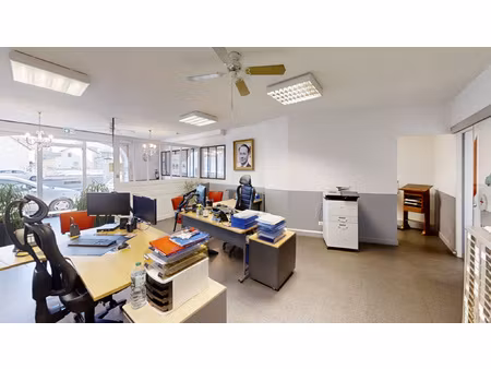 local commercial avec garage et place de parking