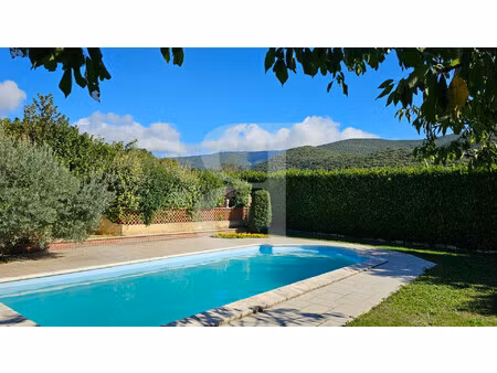 villa avec piscine dans un bel environnement dans la région de