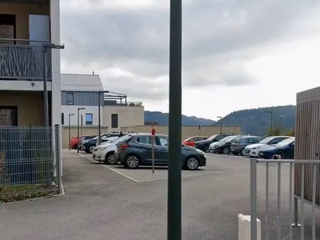 loue place parking extérieur avec arceau a verrouiller