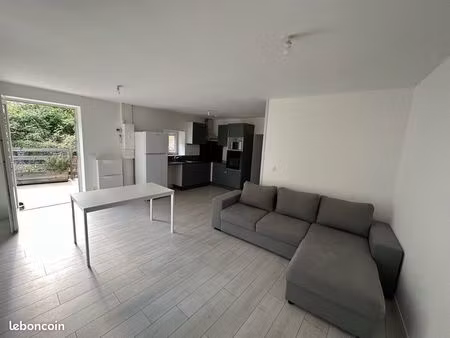 à louer un magnifique t4 meublé d'environ 80m2 rénové très récemment au cœur de saint naza