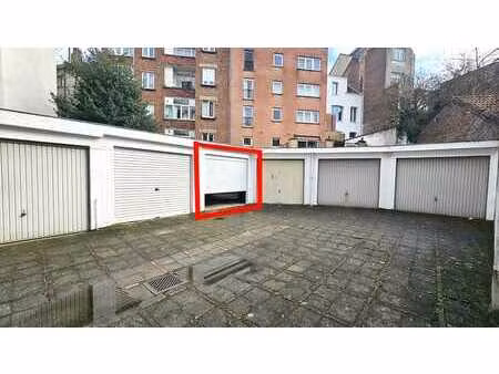 grand garage sécurisé de 32 m² avec porte électrique