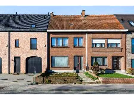 te moderniseren gezinswoning met 4 slk  tuin & achterligg...