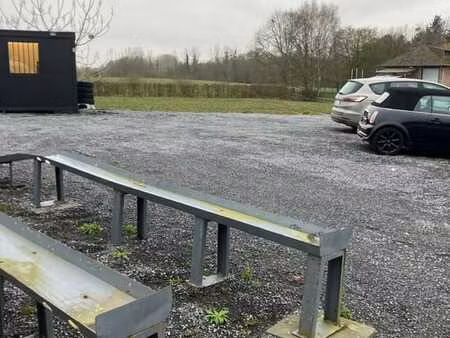 spacieux parking avec bureau.