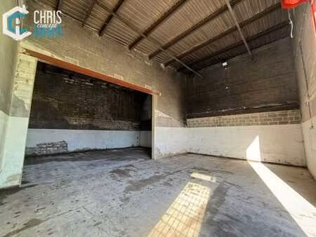 entrepôt de 126m² en bon état avec parking extérieur.