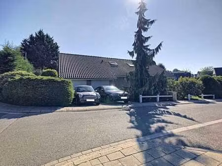 lumineuse villa quatre chambres située dans un clos