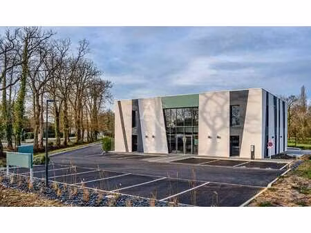 location bureaux et commerces à challans (85300) : à louer / 185m² challans