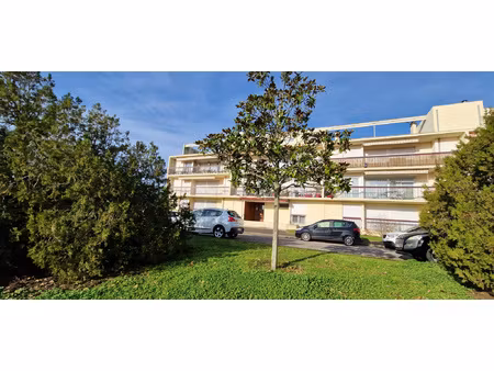 appartement t2 dans résidence avec piscine et tennis / mérig