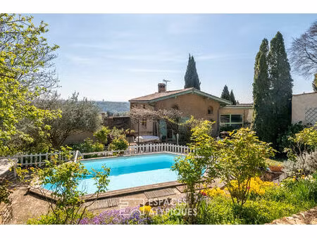 maison en pierres dorées au coeur du vieux collonges