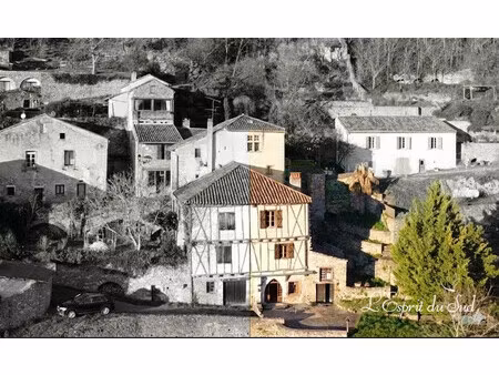 une jolie maison atypique sur le côté du village avec des vues