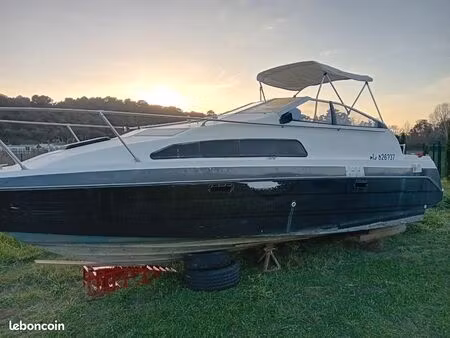 location sur terrain caravaning bateau de 8 metres