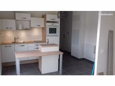 studio 30m² avec balcon  cave et place de parking extérieure