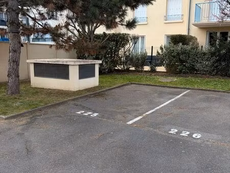 parking sécurisé 10 min gare proche cinéma avec badge