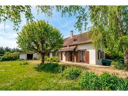 à rafraîchir. maison 200 m² avec 2 puits  pompe à chaleur neuve  assainissement conforme .