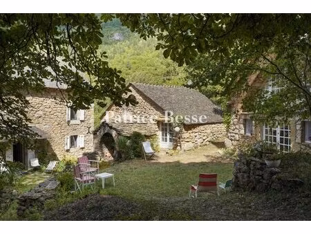 à l'entrée des gorges du tarn  dans le parc national des cévennes  un ancien moulin à...