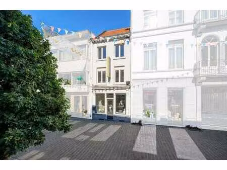 commerce avec triplex à vendre au cœur d’alost