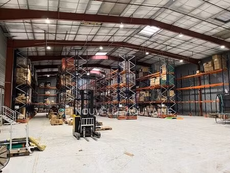 la couronne  entrepôt d'environ 2 020m² avec 3 quais de char