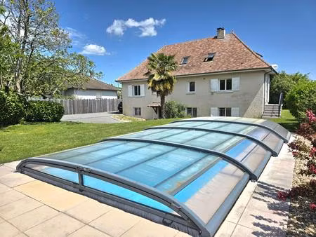 maison traditionnelle périgourdine  type 9  double garage  piscine couverte  sur un terrai