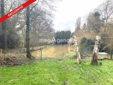 terrain de loisirs avec un bâtiment et un étang