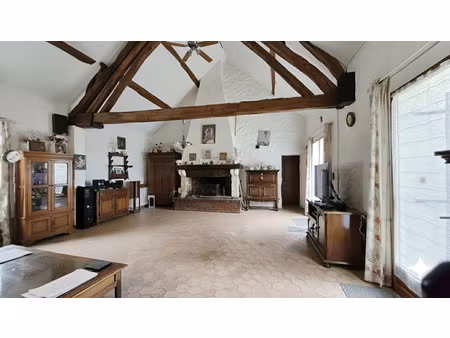 maison en pierre avec diverses dépendances