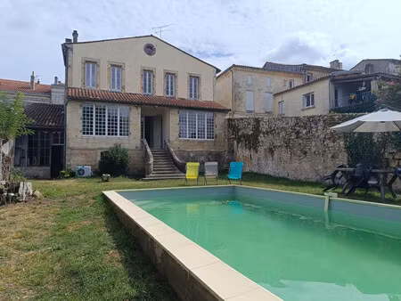 maison de charme de 250 m² avec piscine sur 4000 m² de terrain
