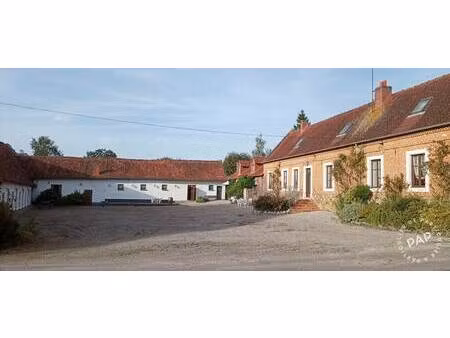 **corps de ferme avec 550 m2 de dépendances aménagées et une grange de 220m2**  comprenant